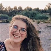 Étudiante donne cours de soutien scolaire